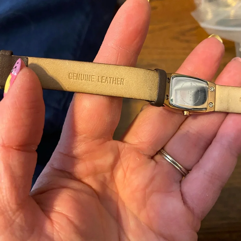 Elegant ladies Watch - Picture 3 of 4